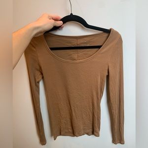 Everlane The Supima® Micro-Rib Long-Sleeve Scoop-Neck in Toasted Coconut (S)